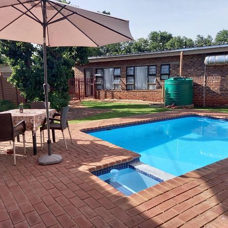 White Rose Guest House Vanderbijlpark Eksteriør billede