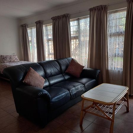 White Rose Guest House Vanderbijlpark Værelse billede