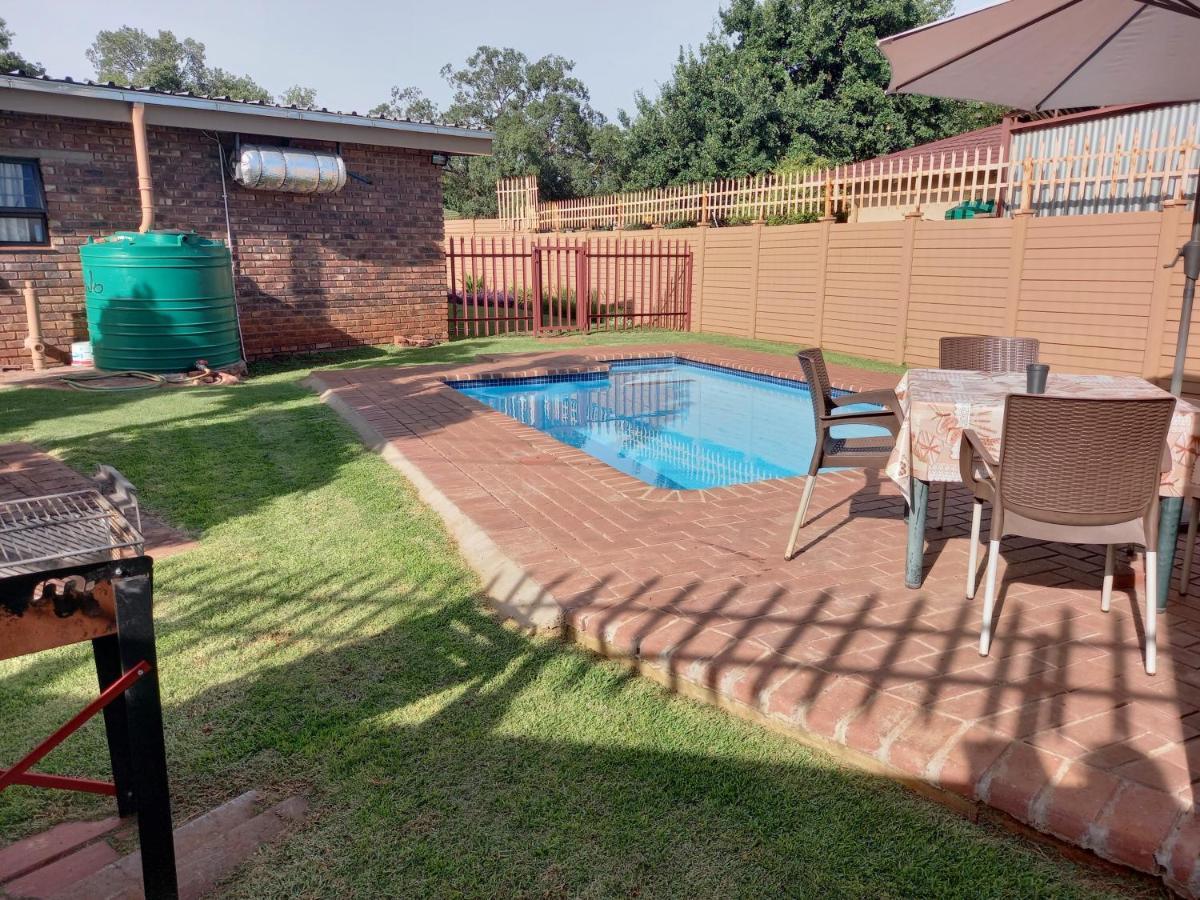 White Rose Guest House Vanderbijlpark Eksteriør billede