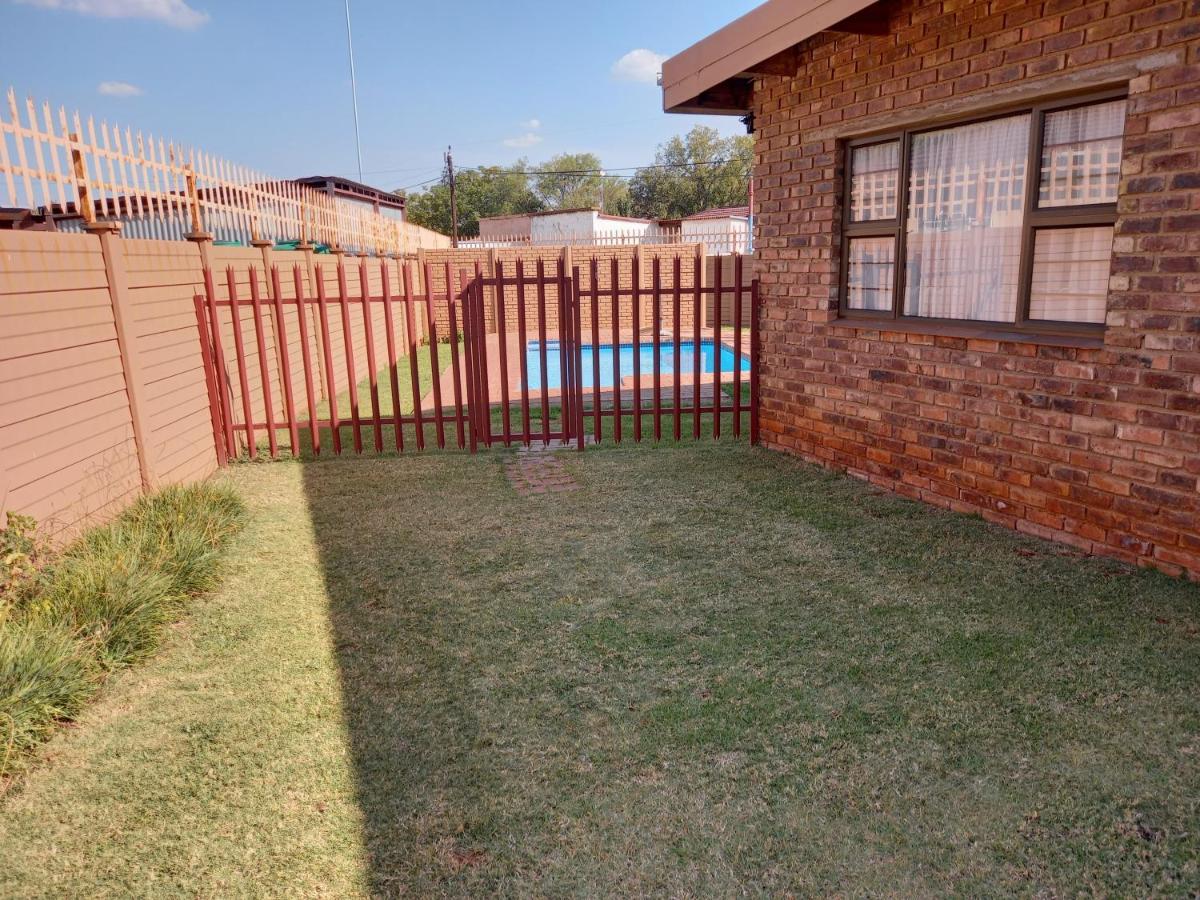 White Rose Guest House Vanderbijlpark Eksteriør billede
